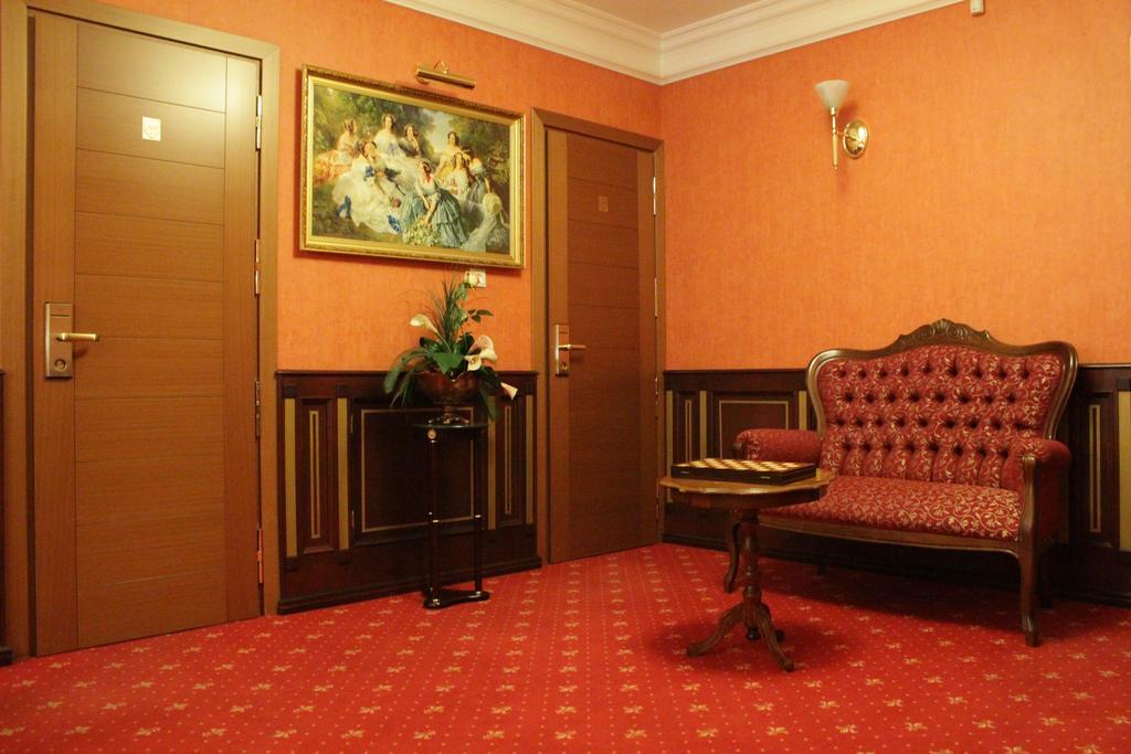 Hôtel Ekaterinin Dvor à Sourgout Extérieur photo